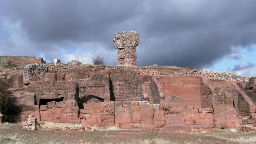 Conjunto de casas excavadas en la roca.