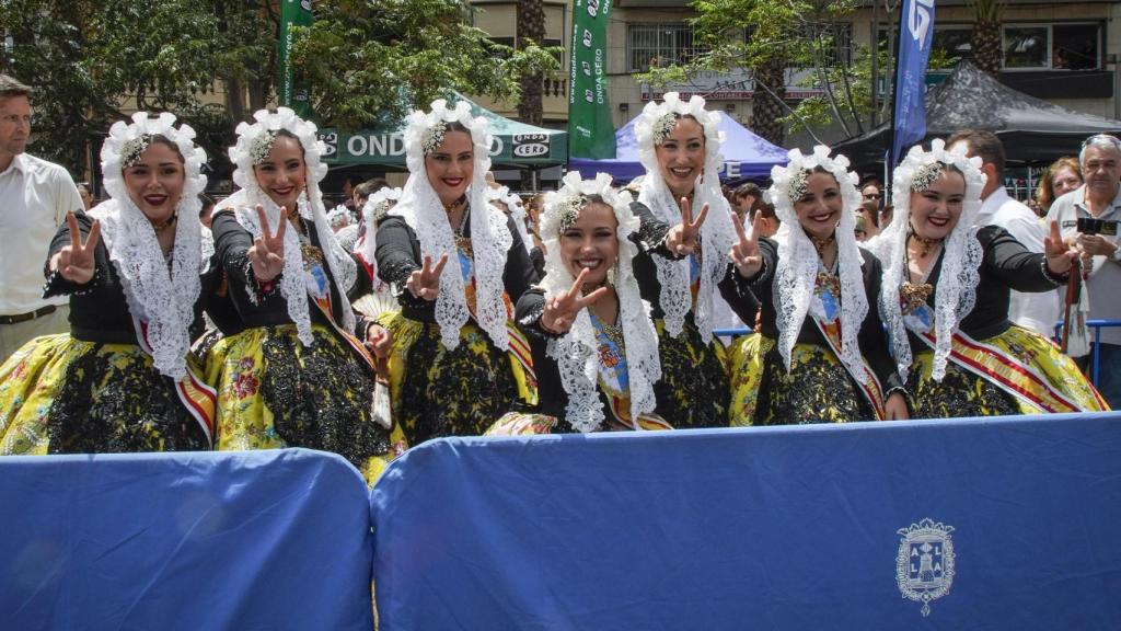Dos de las damas adultas e infantiles de las Belleses han anunciado el comienzo  de la mascletà.