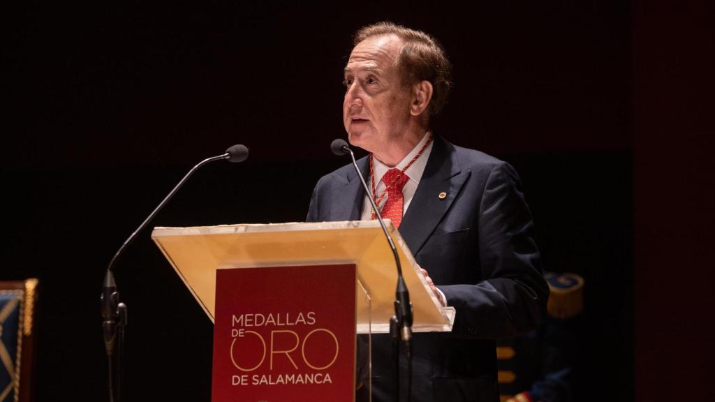 El presidente de Alumni-USAL, Antonio Huertas Mejias, recibe la Medalla de Oro de la ciudad
