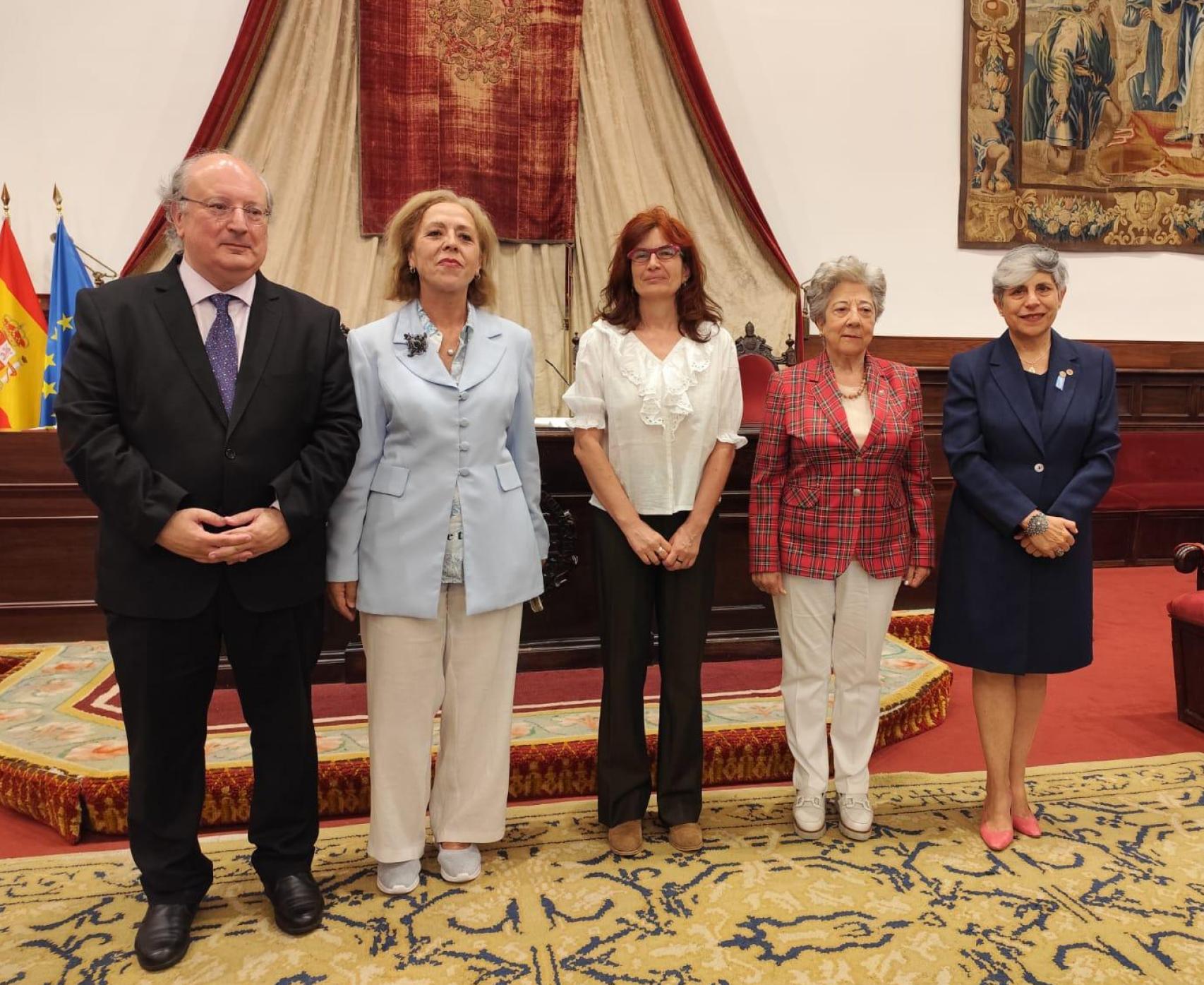 Nombramiento como Socia de Honor Alumni-USAL a Susy Bello Knoll (dcha) en el Paraninfo