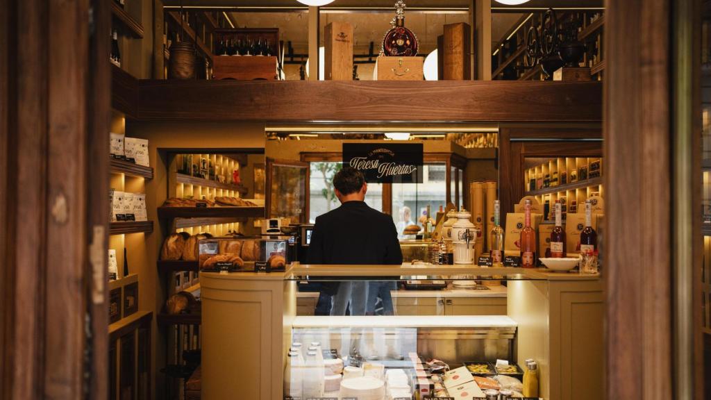 La Mantequería con Marius Banu, dependiente, despachando en el mostrador.