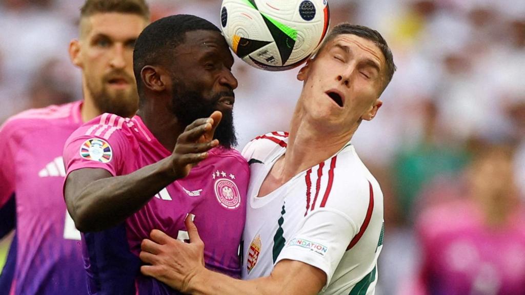 Antonio Rüdiger remata en el partido ante Hungría.