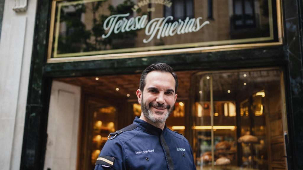 El chef Mario Sandoval en la entrada de La Mantequería con el nombre de su madre.