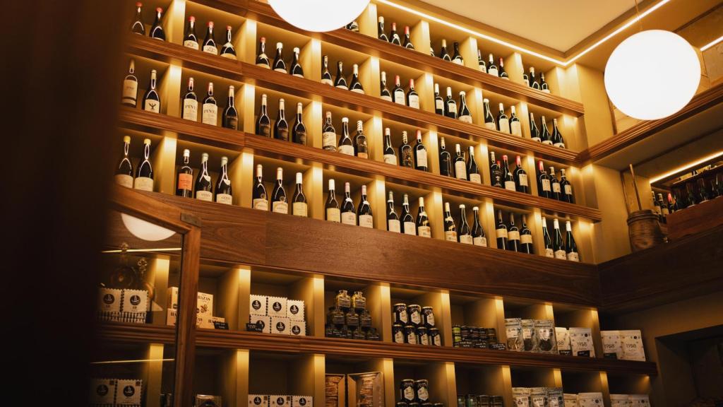 La tienda vende vinos que tiene el sumiller Rafael Sandoval en su bodega de más de 3.000 referencias.