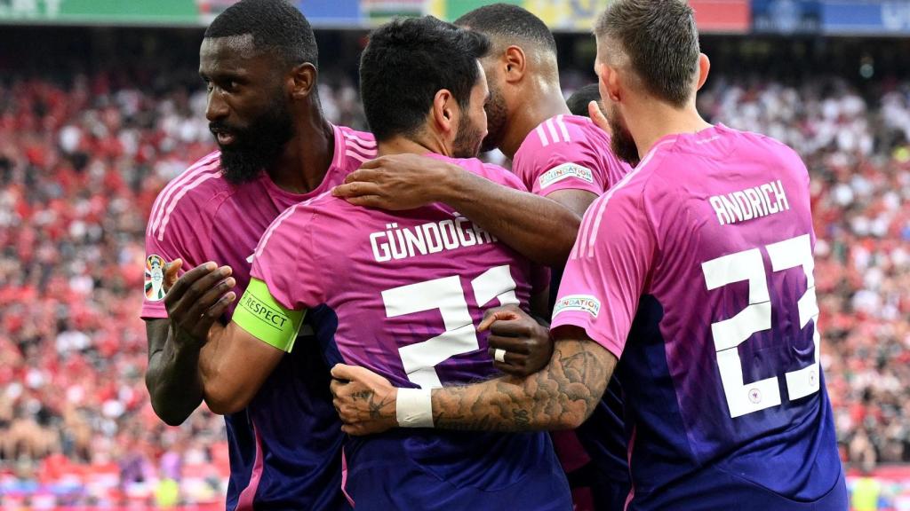 Gündogan, felicitado por sus compañeros de Alemania.