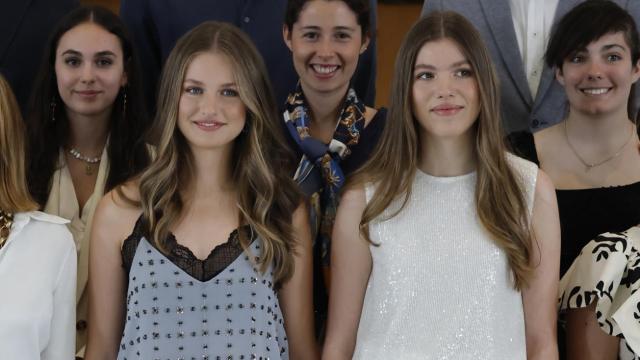 La princesa Leonor y la infanta Sofía con los 40 jóvenes con los que se han reunido en la galería de las Colecciones Reales.
