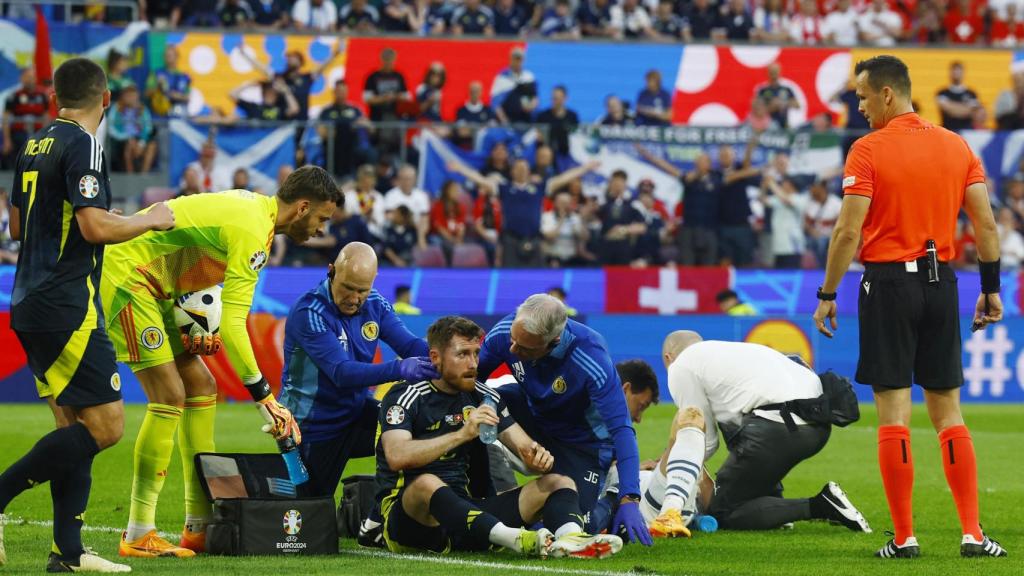 Schär y Ralston, atendidos tras un choque entre ambos.