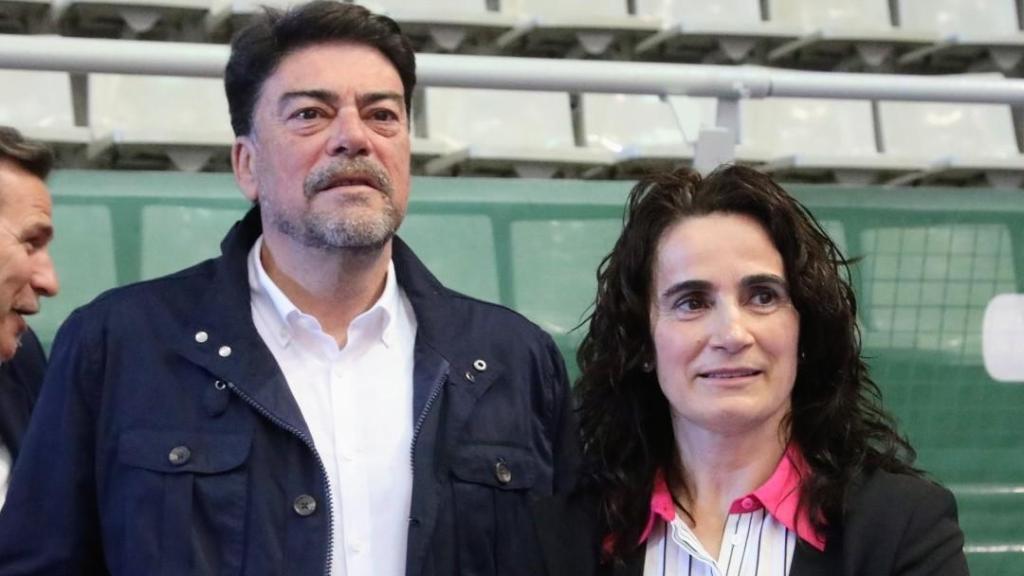 Isabel Fernández y el alcalde Luis Barcala durante un acto anterior.