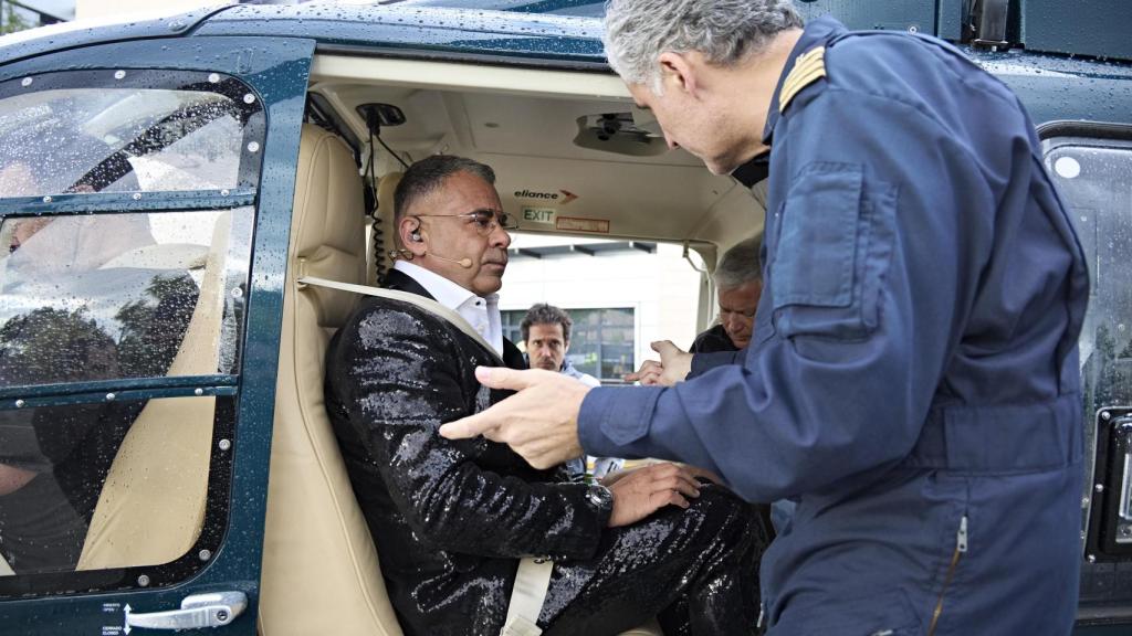 Jorge Javier recibe las últimas indicaciones antes de iniciar su vuelo con el helicóptero.