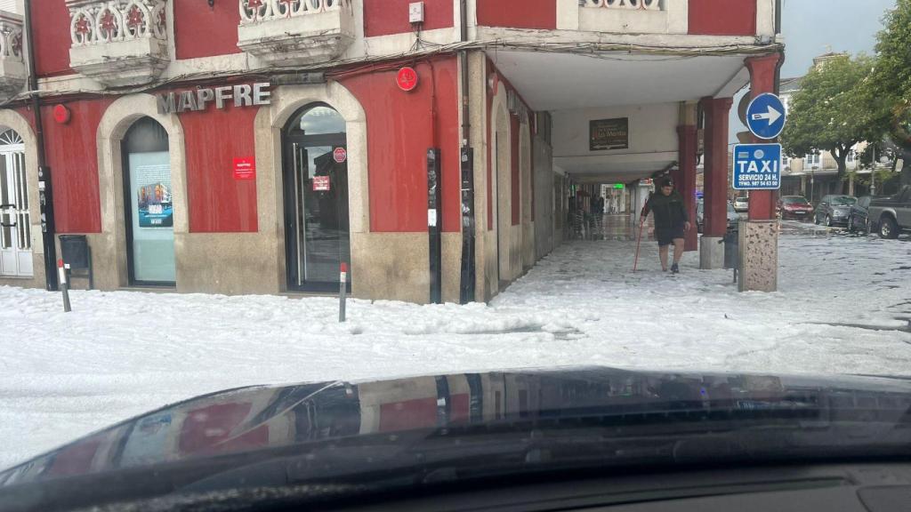 Imagen de la espectacular granizada que cayó en Cacabelos.