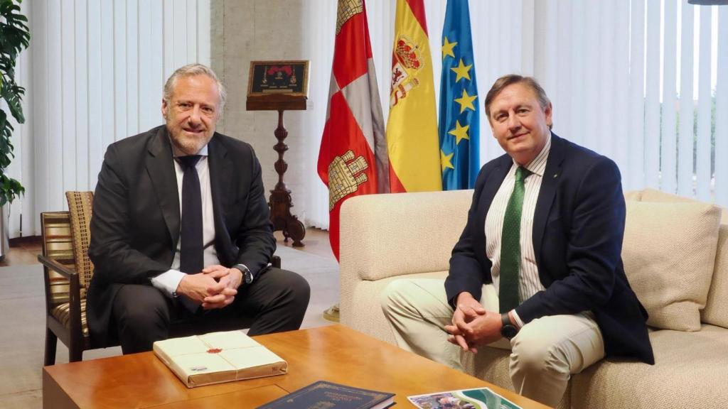 El presidente de las Cortes, Carlos Pollán, recibe en su despacho de la Cámara al alcalde de Brañosera, Jesús María Mediavilla, este miércoles
