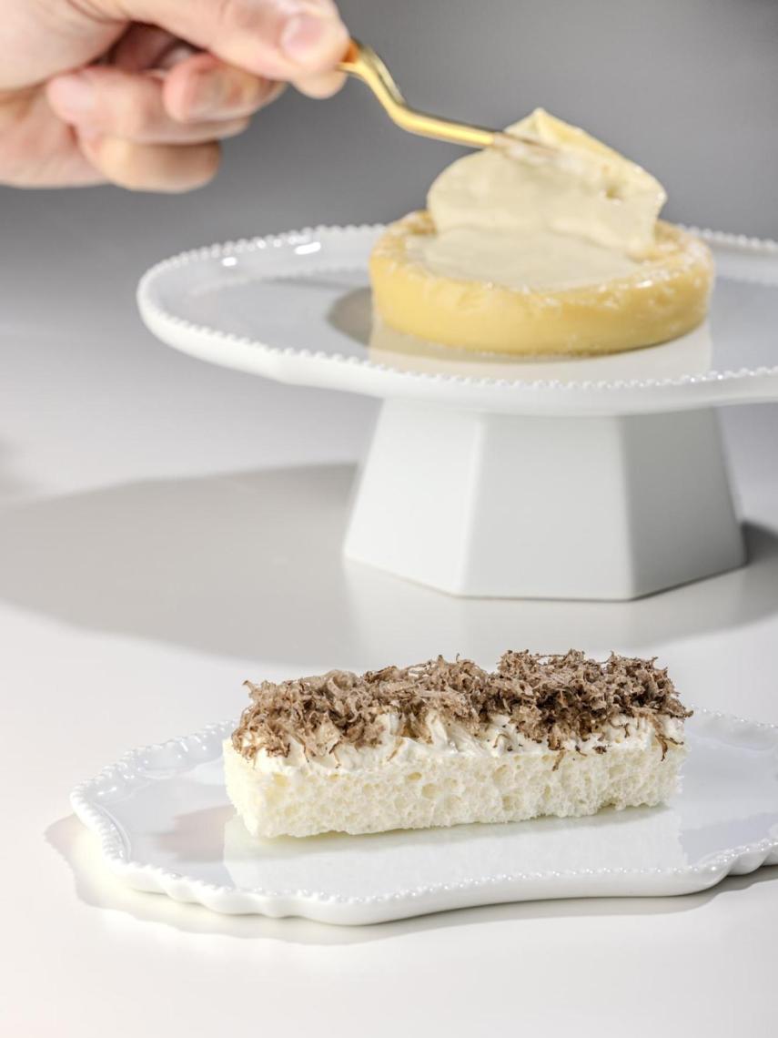 Torta de almendra - Pan crujiente de Kefir mantequilla y trufa negra.