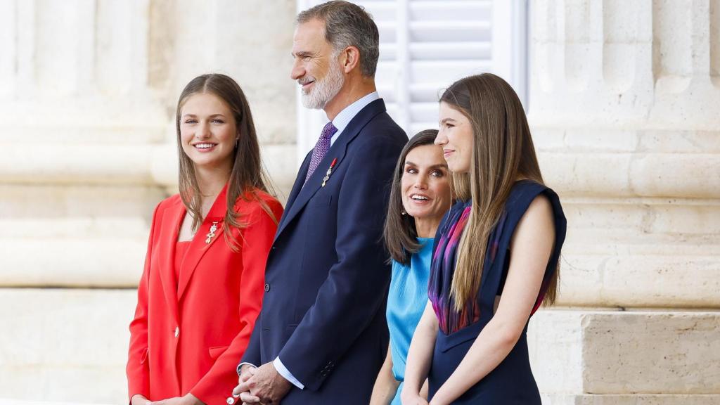 La Familia Real, muy cómplice durante el primer acto con motivo del décimo aniversario de Felipe VI en el trono.