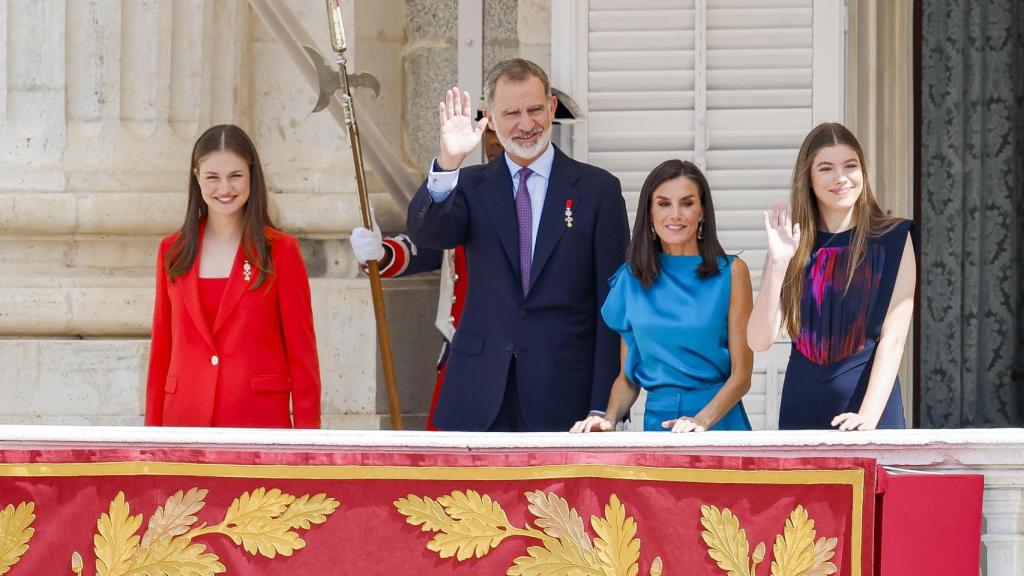 Felipe VI y la infanta Sofía saludan a los ciudadanos asistentes desde el Palacio Real.