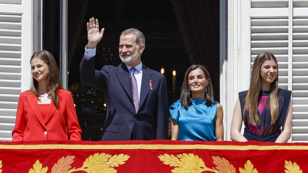 Los Reyes y sus hijas saludando desde el balcón este miércoles, 19 de junio de 2024.