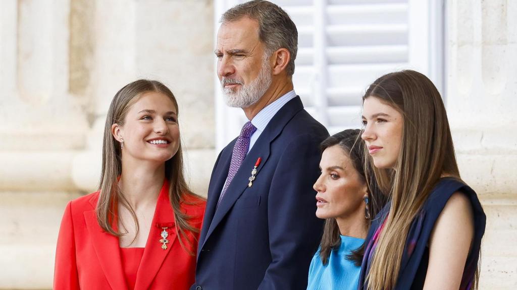 La Familia Real, muy cómplice, en el balcón del Palacio.