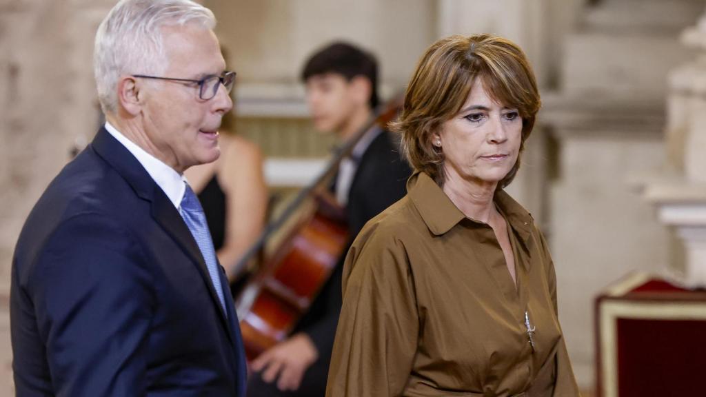 Baltasar Garzón y su mujer, Dolores Delgado, este miércoles, día 19, en el Palacio Real de Madrid.