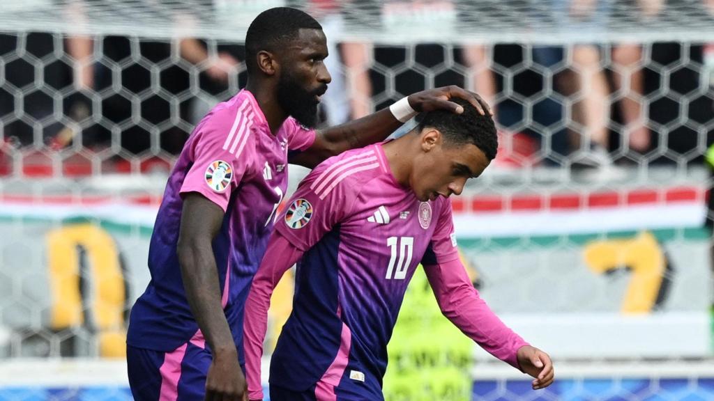 Rüdiger felicita a Musiala.