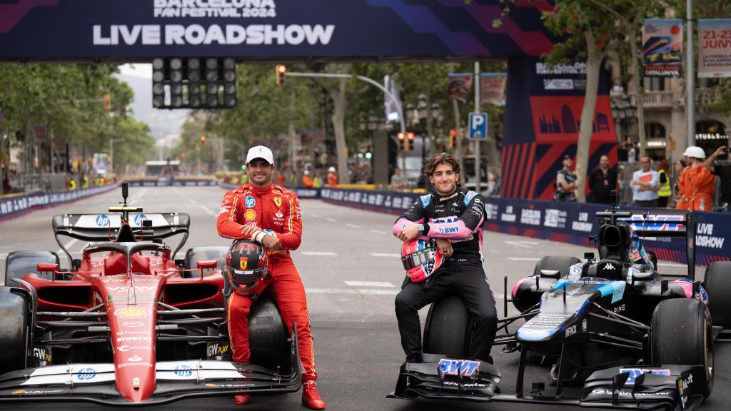 Carlos Sainz y Jack Doohan en el Live Barcelona Road Show