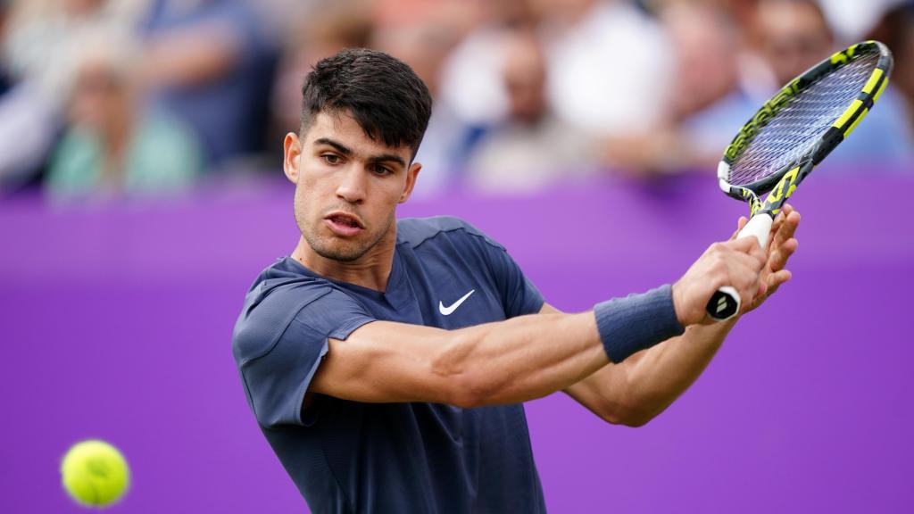 Carlos Alcaraz golpea la pelota en Queens