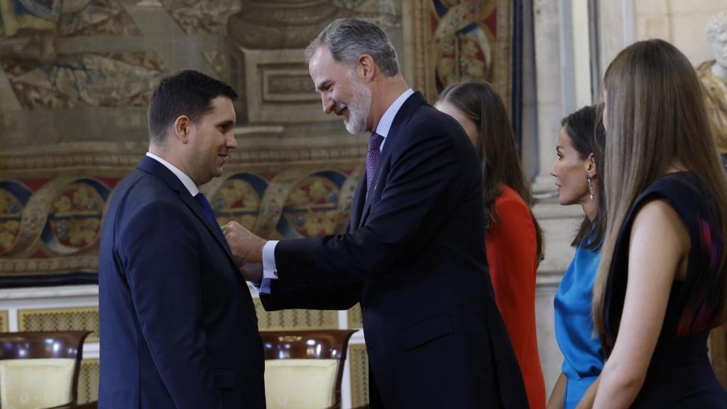 Felipe VI imponiendo la Cruz de Oficial del Mérito Civil a Francisco Bárcenas Gertrudix.
