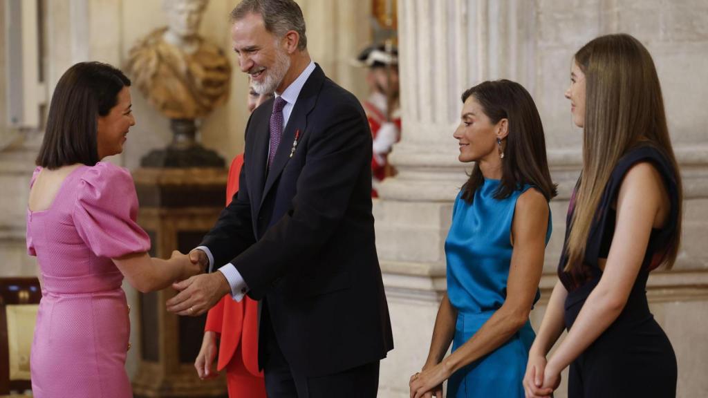 Elisabet Suárez al recibir la condecoración de manos de Felipe VI