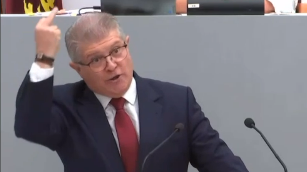 El secretario general de los socialistas murcianos, Pepe Vélez, este miércoles, dedicándole una peineta al PP durante el Debate del Estado de la Región de Murcia.