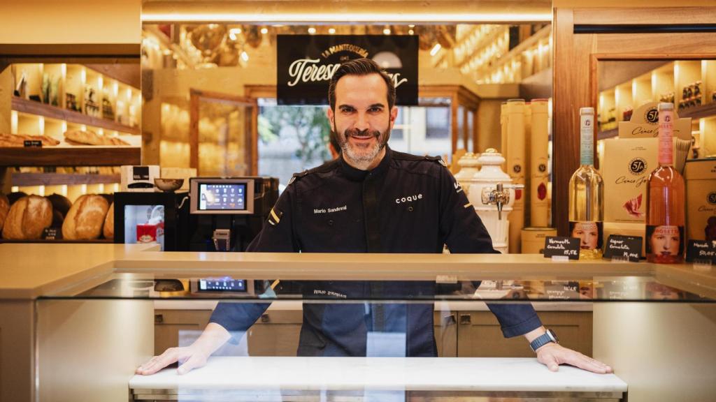 El chef Mario Sandoval en el mostrador de la recién inaugurada Mantequería Teresa Huertas.