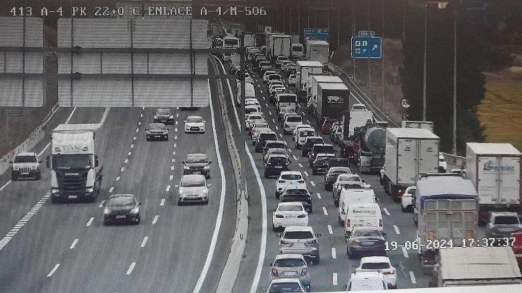 La colisión de un camión y un coche, sin heridos graves, deja varios kilómetros de atasco en la A-3 en Pinto.