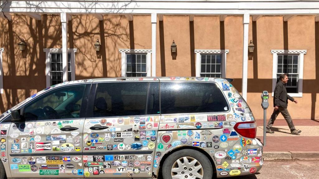 Esta es la pegatina que llevan muchos coches y que la DGT ha prohibido: multas de hasta 200 euros