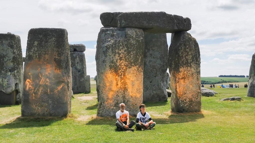 El crómlech de Stonehenge tras ser rociado con pintura naranja, este miércoles.
