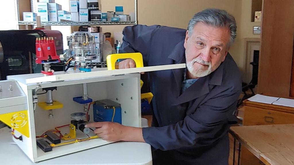 Dan Caris con su prototipo de generador CarisMatic