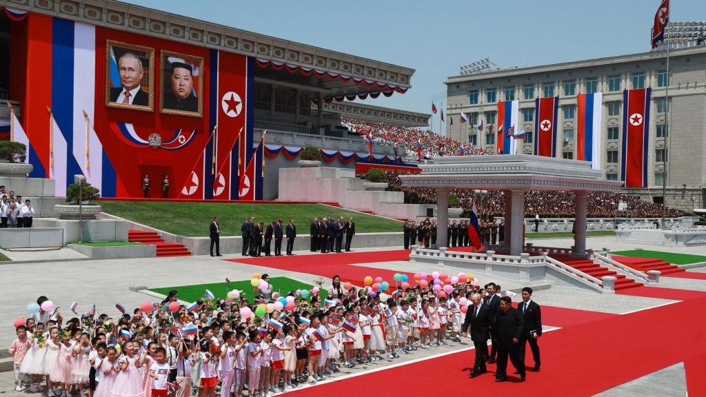 El presidente ruso, Vladímir Putin, y el líder norcoreano Kim Jong-un asisten a una ceremonia oficial de bienvenida durante su reunión en Pyongyang, Corea del Norte.