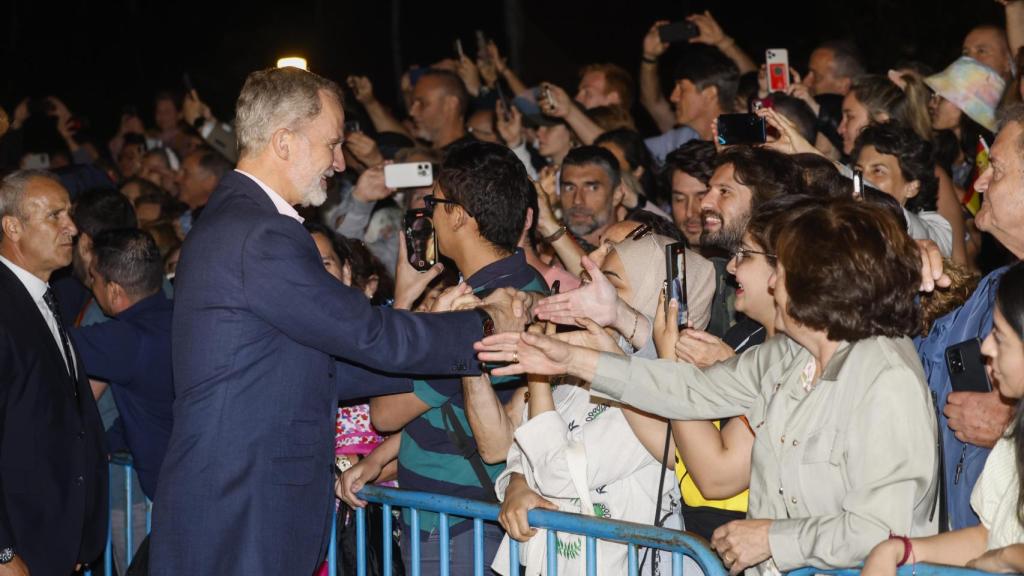 El rey Felipe VI saluda a los seguidores que se han congregado en el Palacio Real.