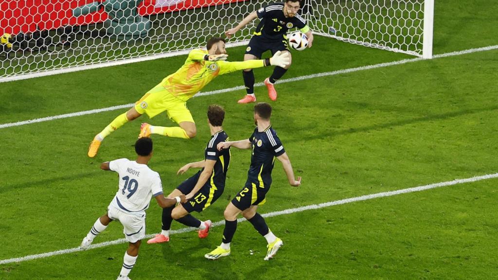 Un instante en el que Escocia consigue salvar una ocasión muy clara de Suiza.