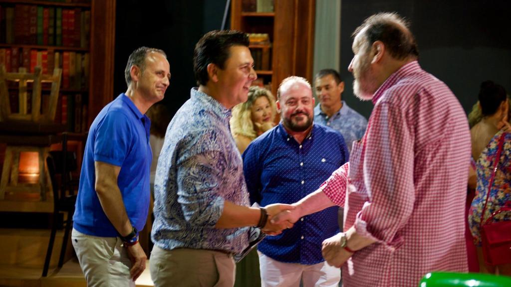 El alcalde de San Javier, José Miguel Luengo (i), saluda a Josep María Pou (d), premio Festival de Teatro de San Javier.