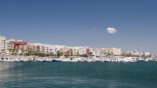 El precioso pueblo junto al mar en Almería donde se come muy bien: es famoso por su lonja pesquera