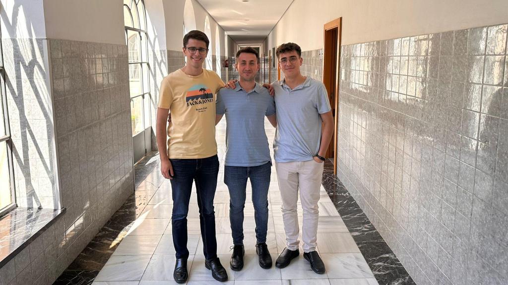 De izquierda a derecha, Raúl Galvañ, Domingo Candel y Jorge Llaca, en el interior del seminario.