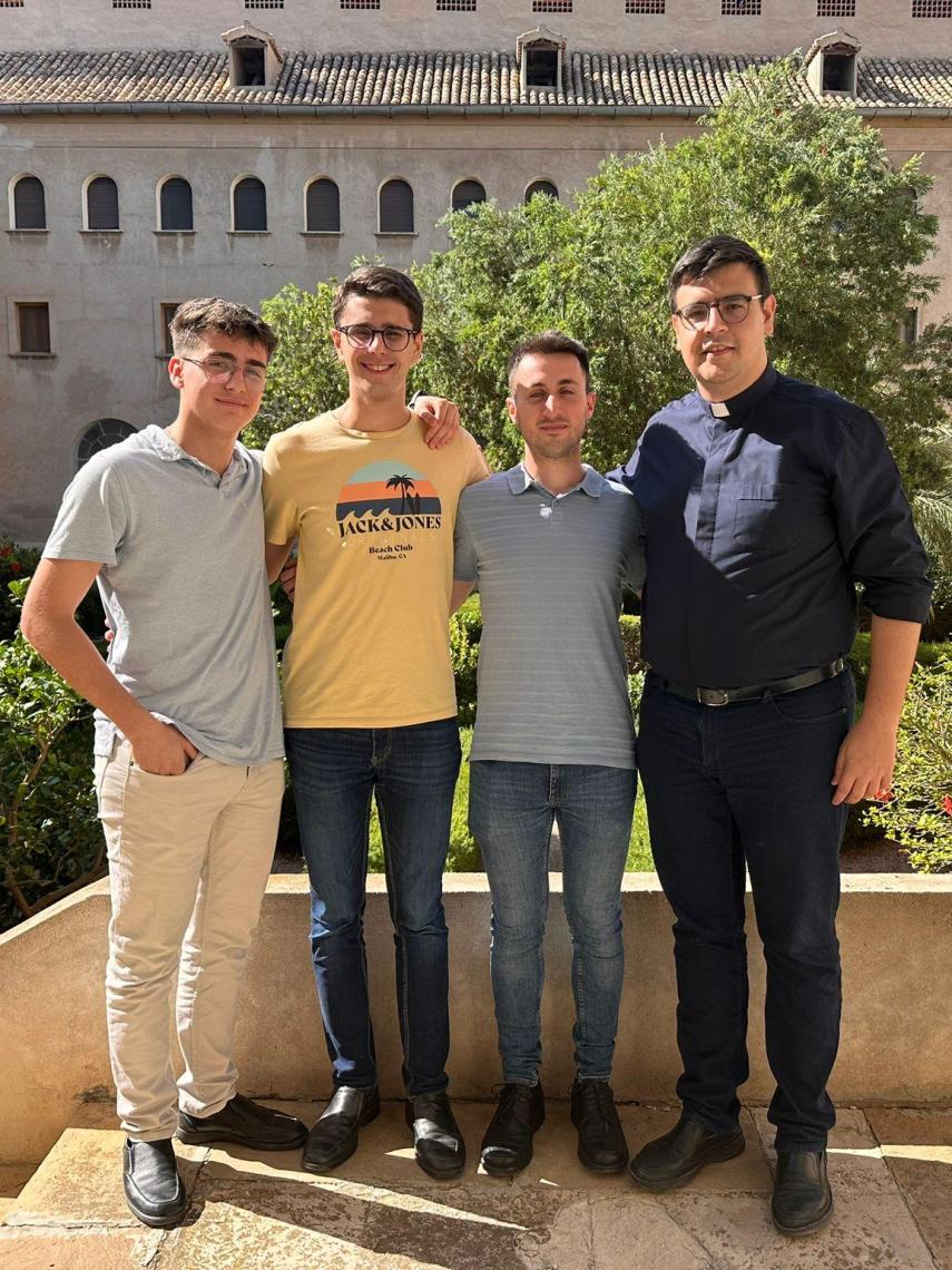 Los seminaristas Jorge Llaca, Raúl Galvañ y Domingo Candel, junto a su formador, el sacerdote Carlos Gandía.