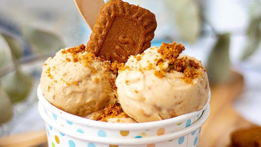 Helado de galletas Lotus.