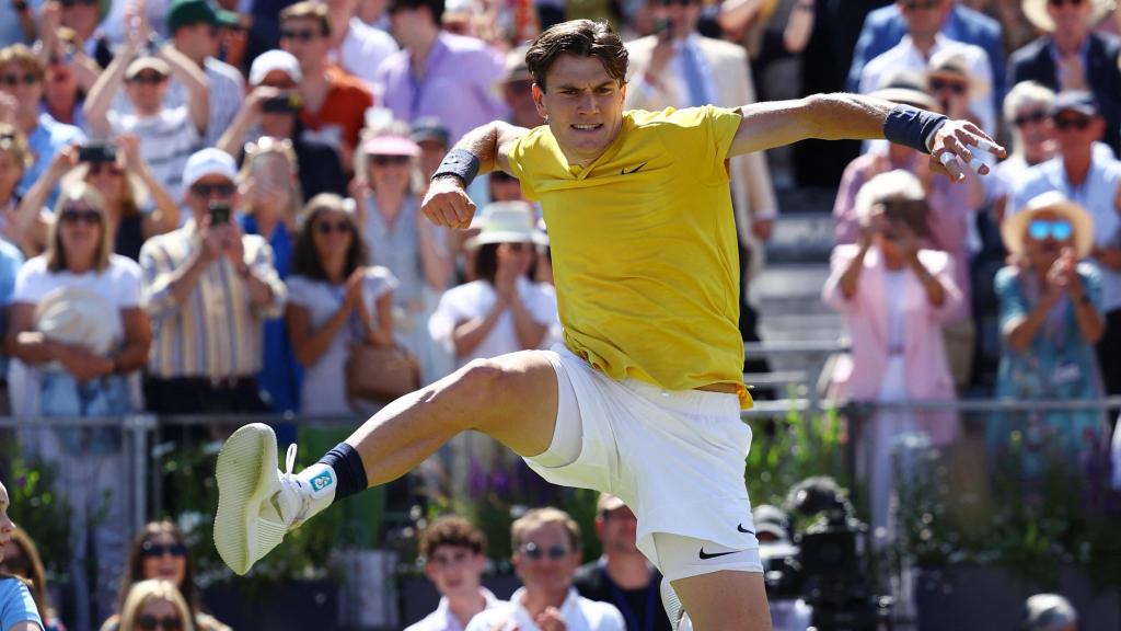 Draper celebra su victoria contra Alcaraz.