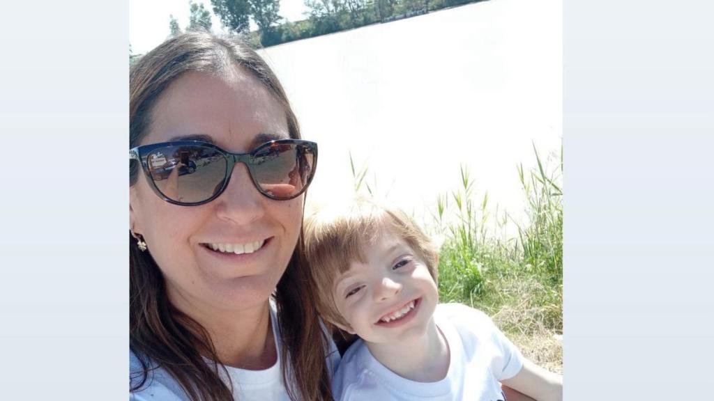 Manuel junto a su madre Mayra Sierra.