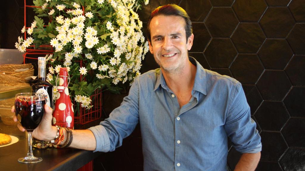 Raúl Carmona, socio de Sangría Bar, sujeta la sangría de la casa.