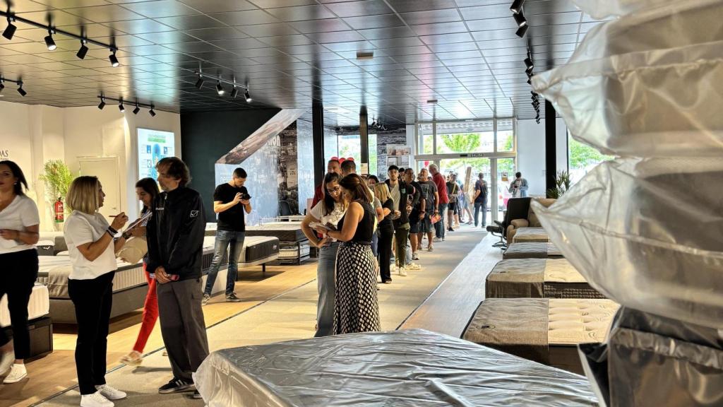 La cola de personas en el interior del establecimiento.