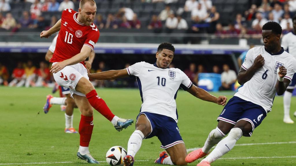 Bellingham se lanza al suelo para detener el tiro de Eriksen.