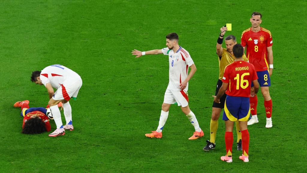 Slavko Vincic le muestra a Rodri la tarjeta amarilla que le acarrea sanción ante Albania.