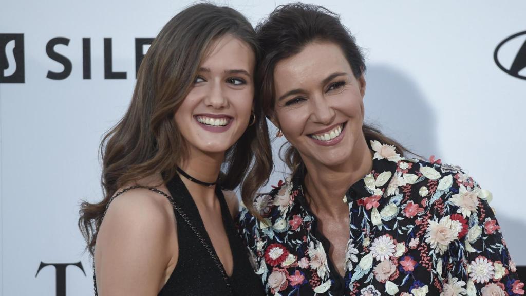 Lucía Serrano posa feliz junto a su madre Arantxa del Sol.