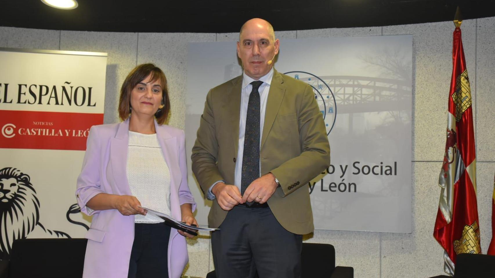 La directora de EL ESPAÑOL - Noticias de Castilla y León, Silvia García, mantiene una charla con el viceconsejero de Economía y Competitividad y comisionado para la Investigación y la Ciencia de Castilla y León, Carlos Martín Tobalina, durante el desarrollo del foro