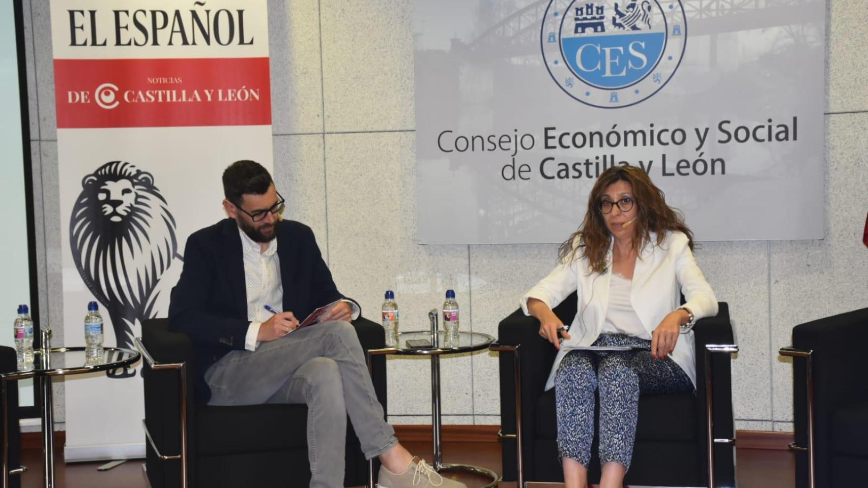 El periodista de EL ESPAÑOL - Noticias de Castilla y León Javier García y  la directora de Planificación Sanitaria, Investigación e Innovación de la Junta de Castilla y León,  Sonia Pérez