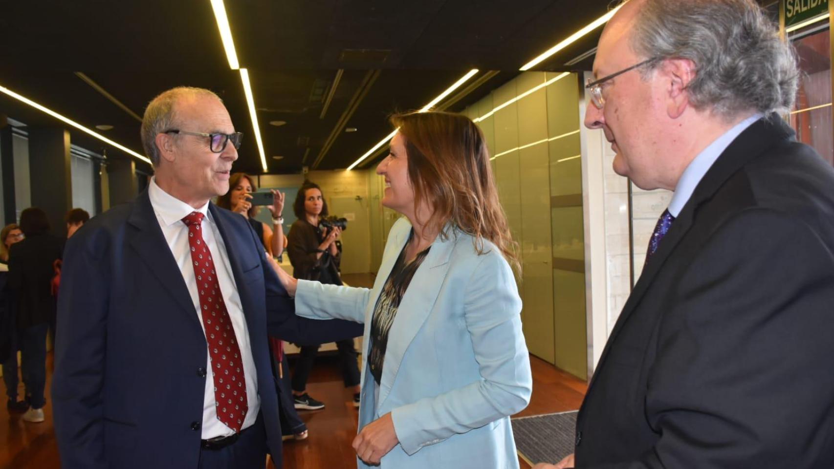 El director general de EL ESPAÑOL - Noticias de Castilla y León, Carlos Velasco, recibe, acompañado del presidente del CESCyL, Enrique Cabero, a la consejera de Educación, Rocío Lucas
